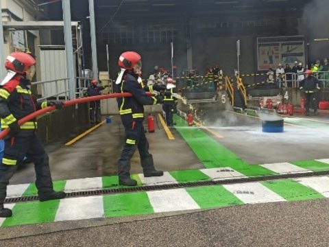 Dos bomberos en la simulación