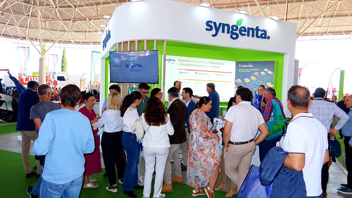 El público visitando el stand de Syngenta en Expoliva
