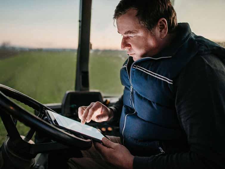 Agricultor consultando Cropwise en un iPad