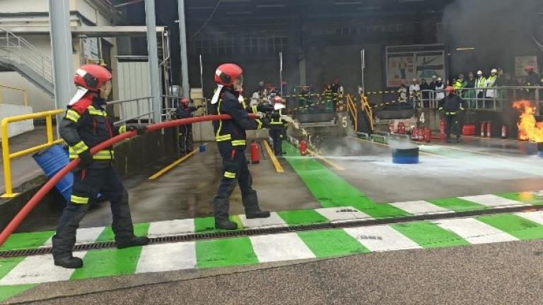 Dos bomberos en la simulación