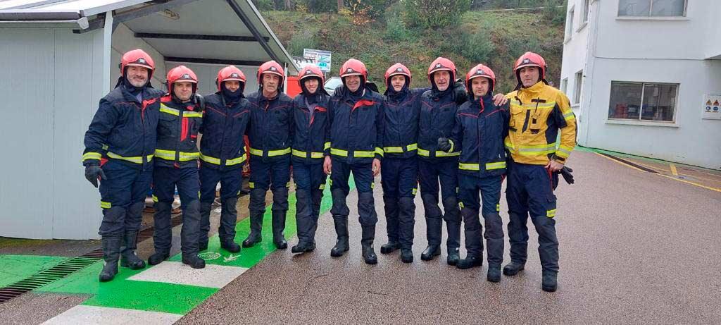 El equipo de bomberos posando para nuestros compañeros