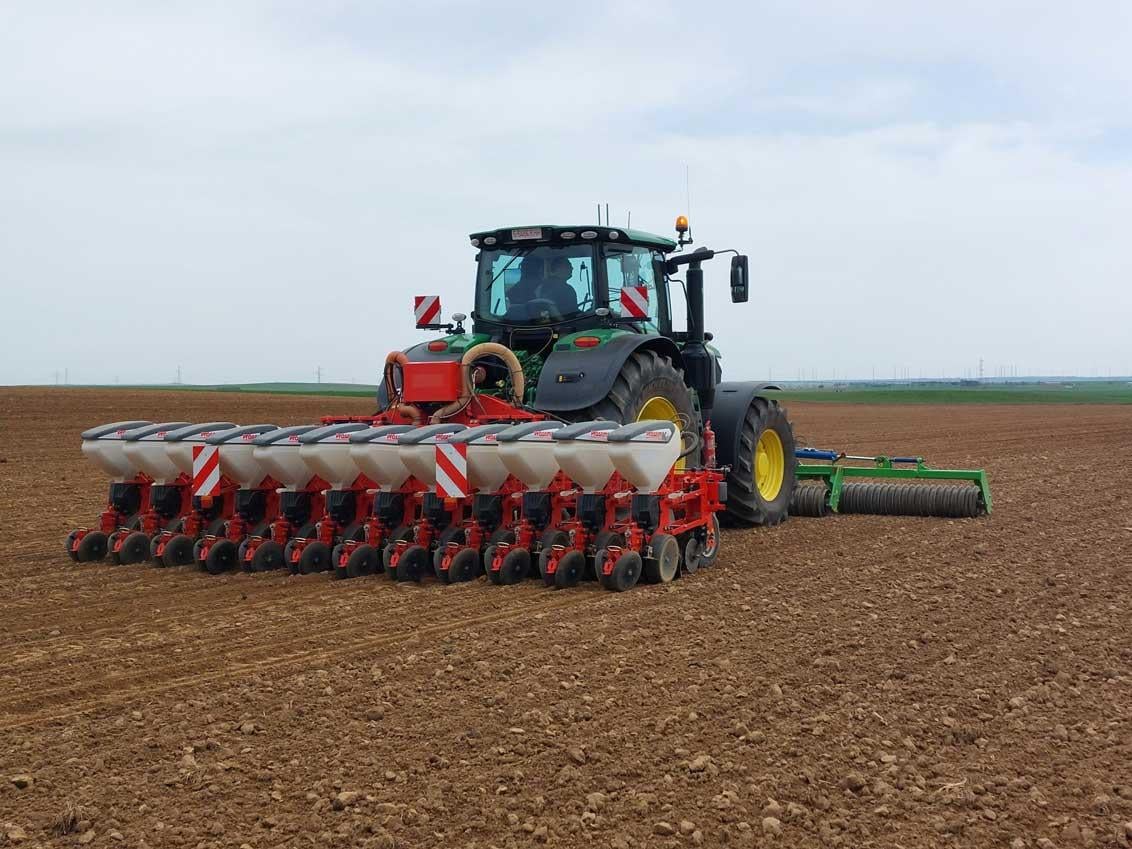 Tratando el cultivo con el tractor